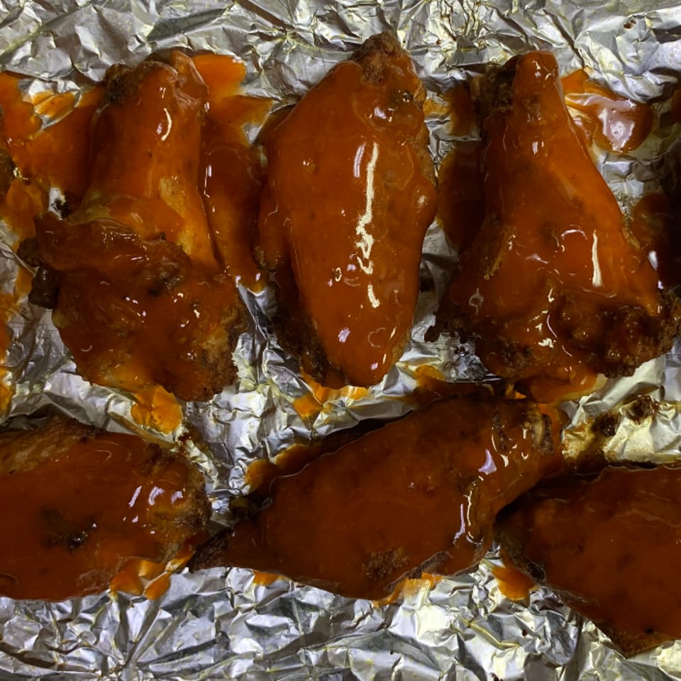 Traditional Chicken Wings (8 Pieces).